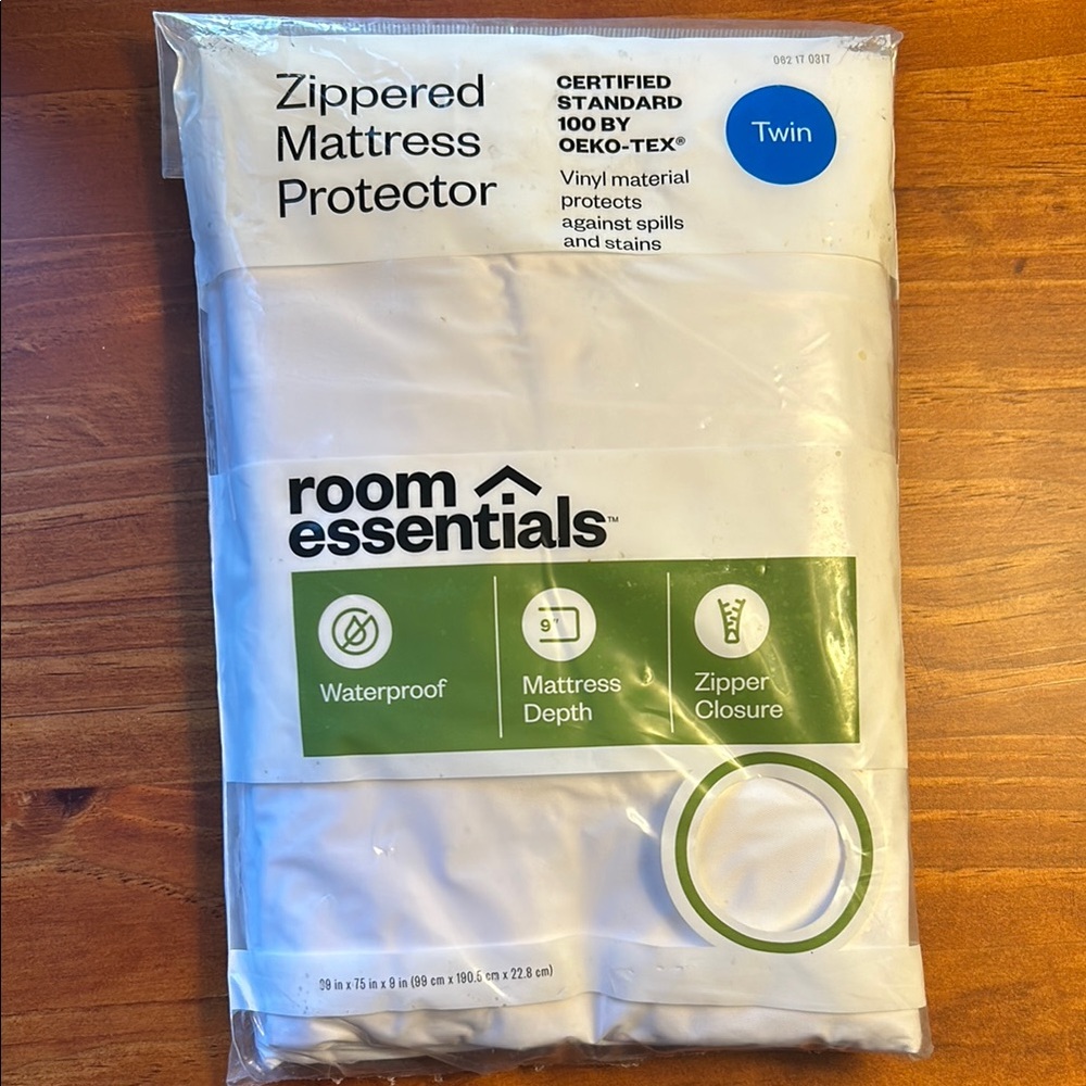 🔥🔥 4 for $15 Room Essentials Twin Zippered Mattress Protector